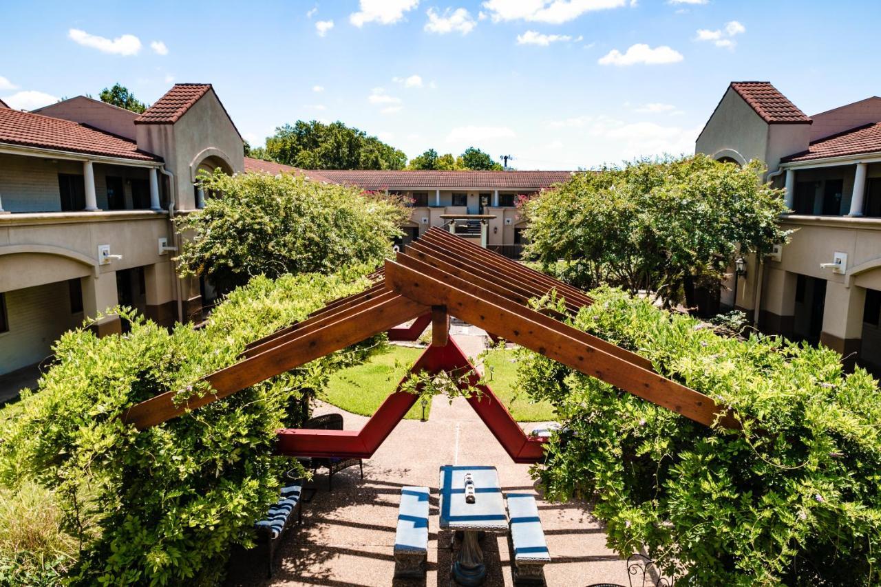 Vineyard Court Designer Suites Hotel College Station Exterior photo