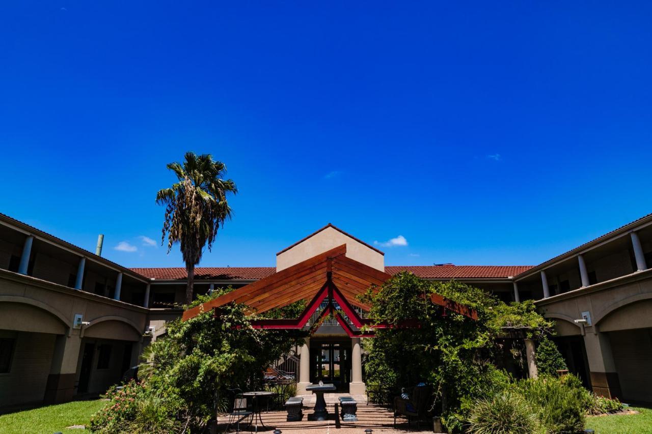 Vineyard Court Designer Suites Hotel College Station Exterior photo