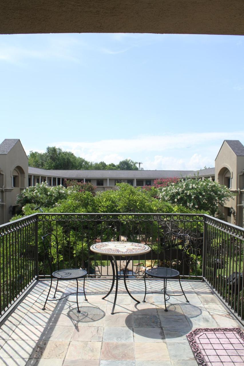 Vineyard Court Designer Suites Hotel College Station Exterior photo